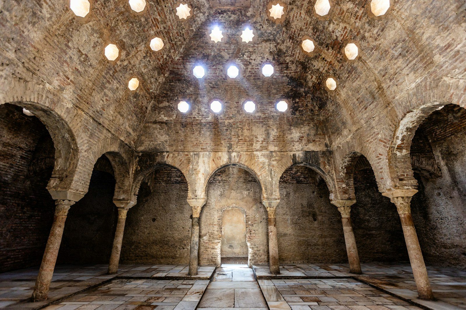 Yıldız biçimli tavan pencereleriyle tarihi hamam