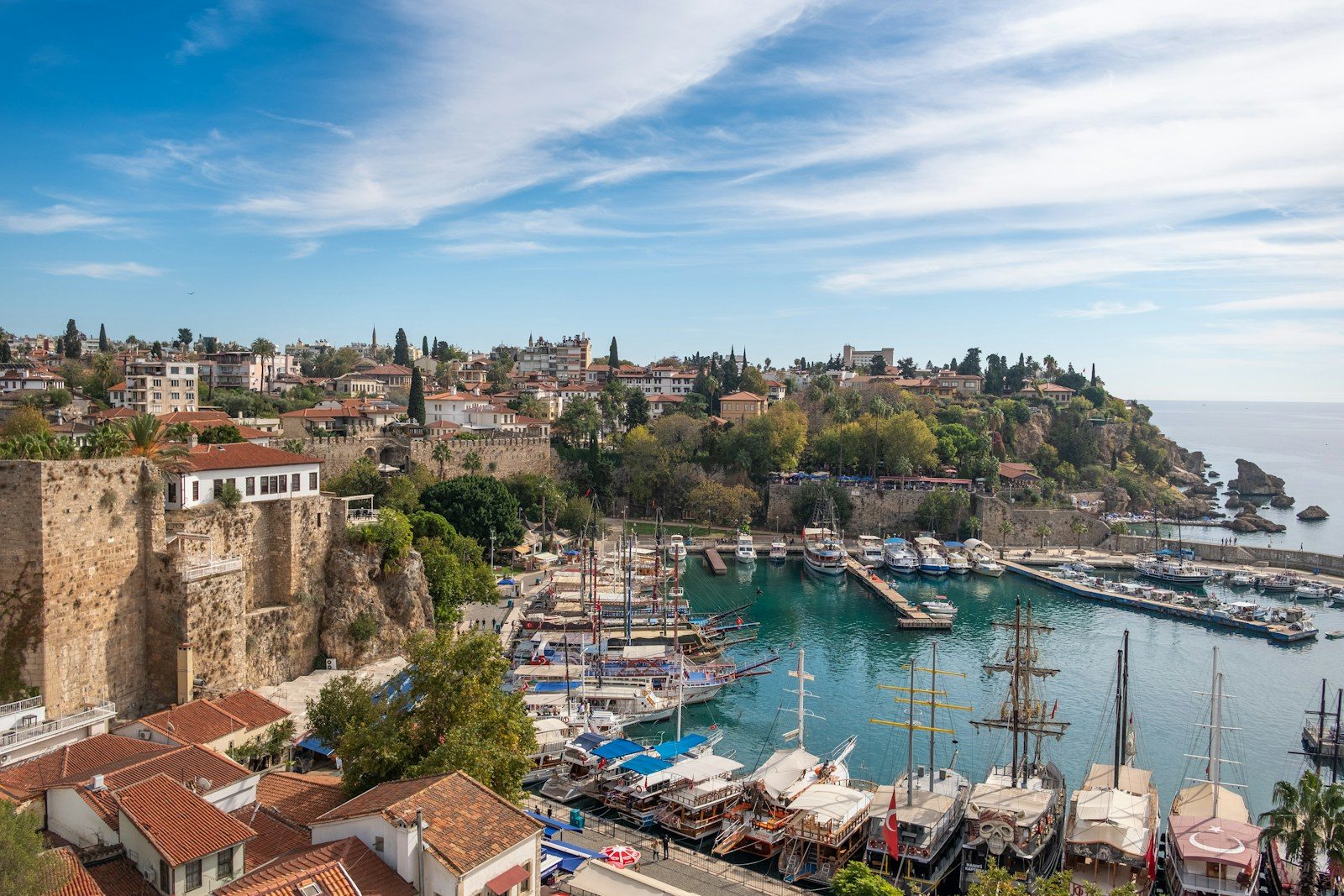 Antalya Kaleiçi limanı ve denize bakan eski şehir