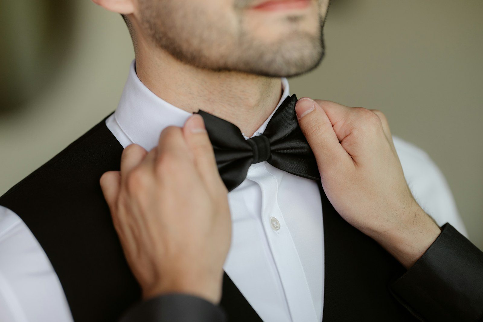 Düğün öncesi papyonunu düzelten damat