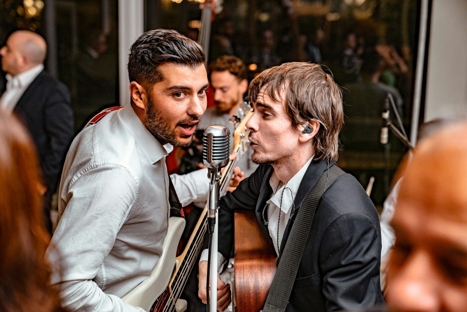 Düğünde gitar eşliğinde şarkı söyleyen müzisyenler