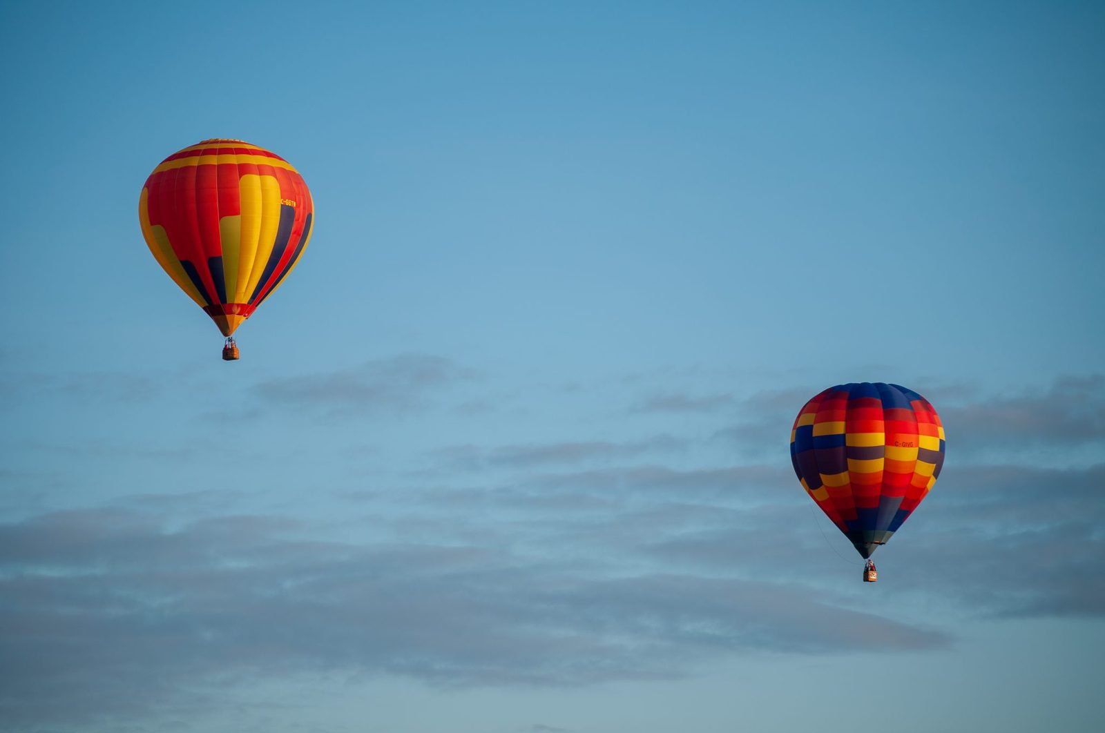 Mavi gökyüzünde sıcak hava balonları