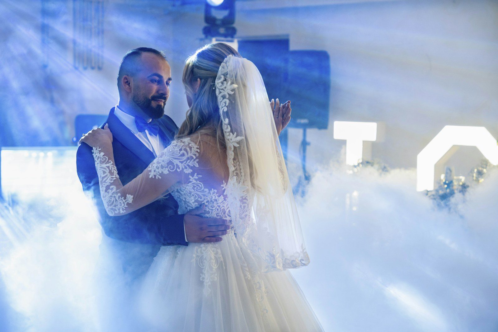 Duman efektli dans pistinde ilk dansını yapan gelin ve damat