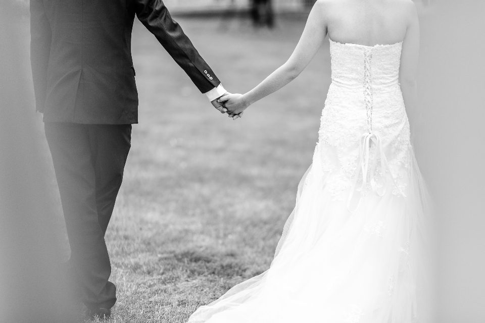 El ele tutuşan gelin ve damat, siyah beyaz